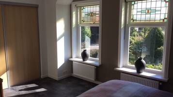 2 bedrooms, travel crib, free WiFi, bed sheets