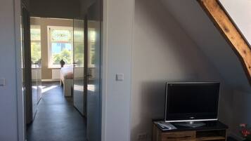 2 bedrooms, travel crib, free WiFi, bed sheets