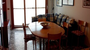Leilighet, 2 soverom, balkong | Oppholdsrom