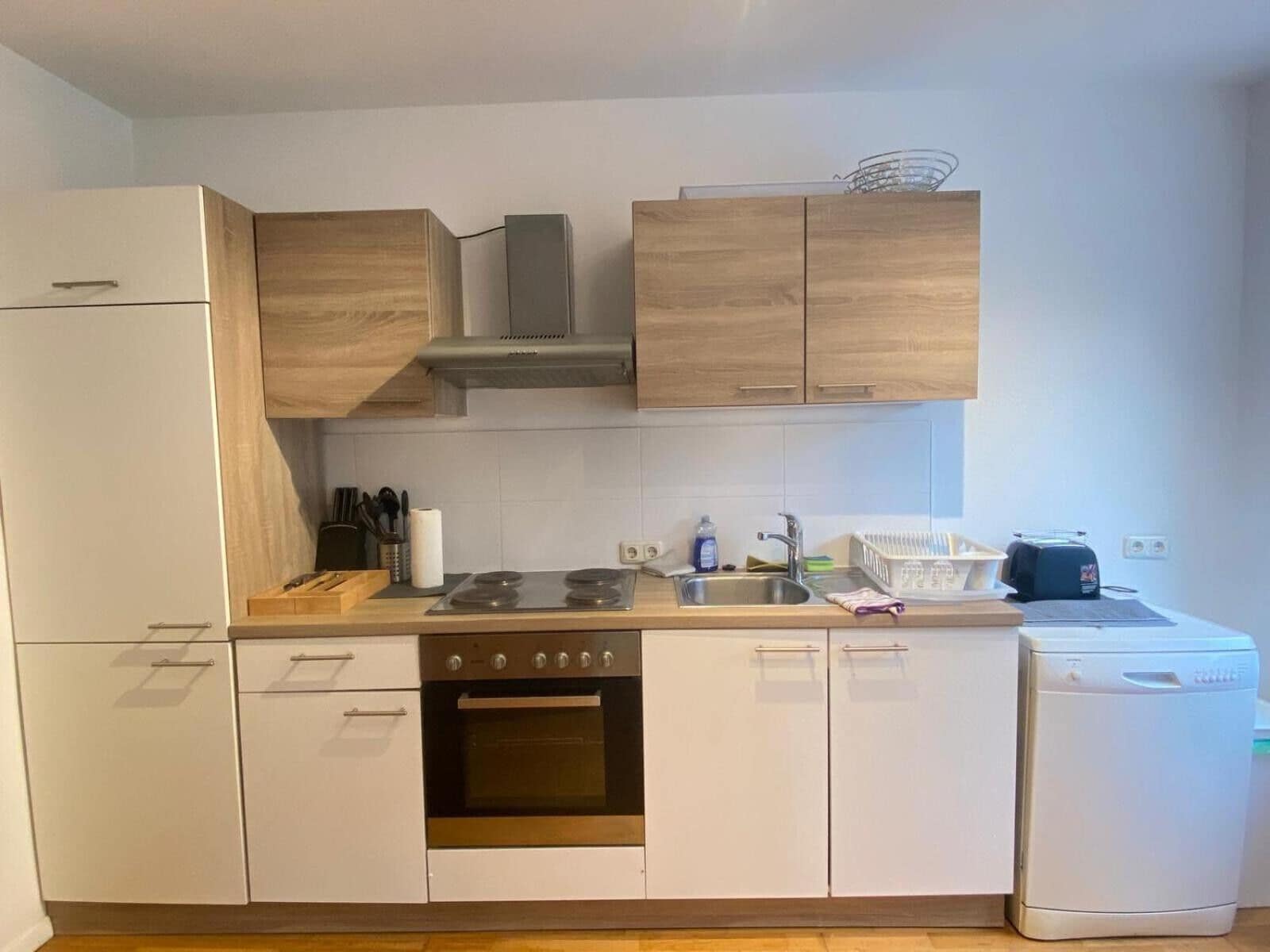 Kühlschrank, Mikrowelle, Ofen, Herdplatte