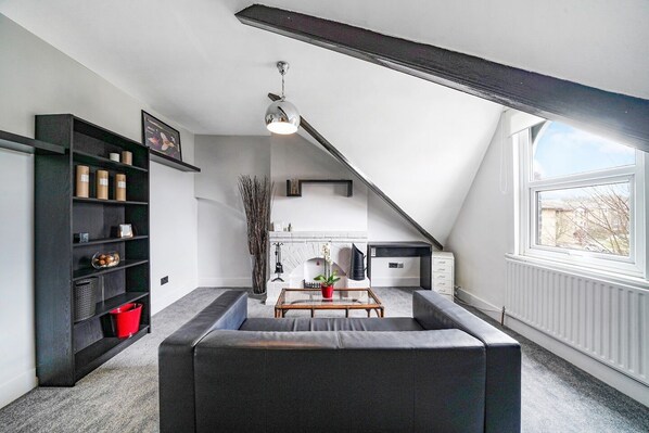 TV, fireplace - Charming Designer Cosy Loft Apartment (London)