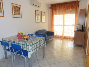 Appartement, 1 chambre, balcon | Salle de séjour