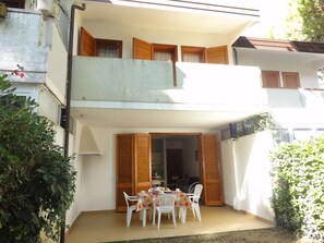 Villa, 2 slaapkamers, balkon, uitzicht op tuin | Balkon