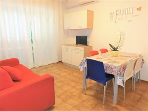 Apartment, 2 Schlafzimmer, Balkon | Esszimmer