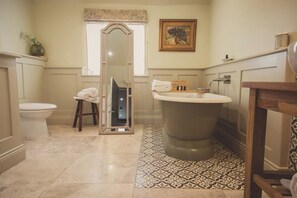 Signature King Room | Iron/ironing board, free WiFi