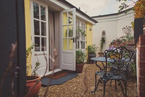 King Suite | Iron/ironing board, free WiFi