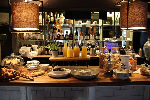 Free daily cooked-to-order breakfast - The Greyhound on the Test (Stockbridge)