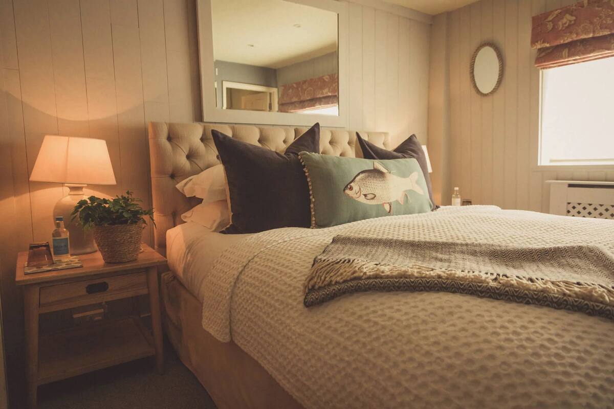 Double room with Private Bathroom | Iron/ironing board, WiFi (free)