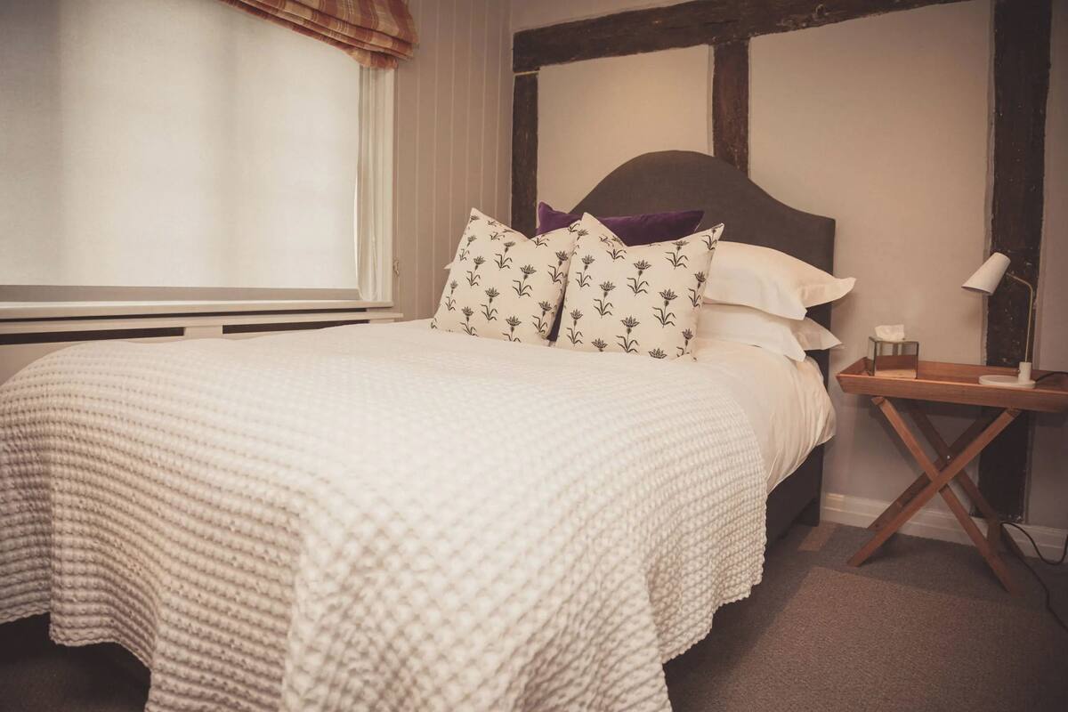 Single Room with Bathroom | Iron/ironing board, WiFi (free)