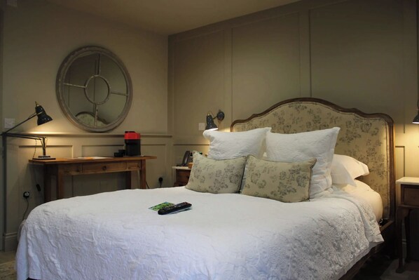 King Suite | Iron/ironing board, free WiFi