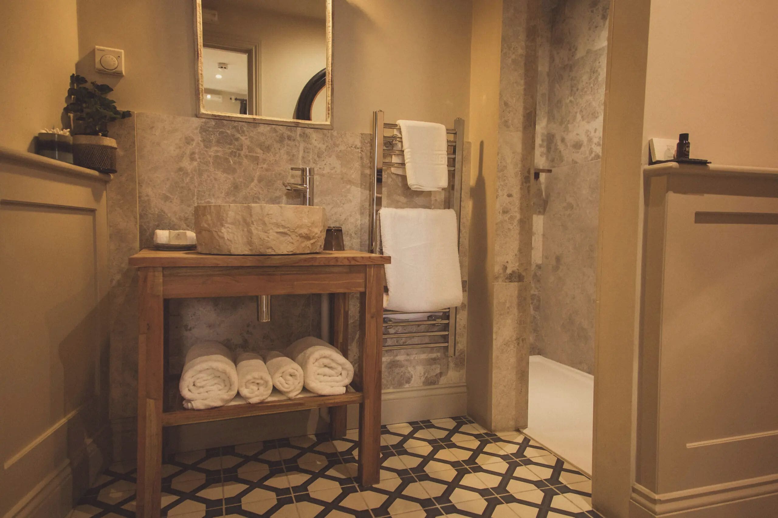 King Suite | Tabla de planchar con plancha y wifi gratis 