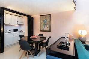 A compact living space with a kitchenette, dining area, and a cozy seating area. - Rental in Rome Navona Loft (Rome)