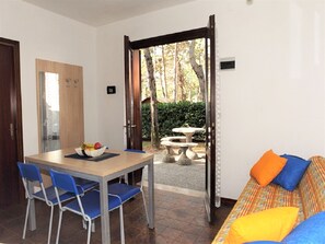 วิลล่า, 3 ห้องนอน, ระเบียง, วิวสวน | ห้องรับประทานอาหาร