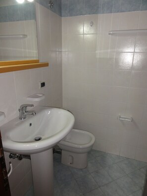 Bathroom - Comfortable Stay Near the Promenade and Shops (San Michele al Tagliamento)