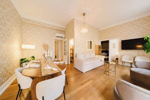 Living area - Elegant Lisbon Stay: Vintage Charm-Modern Comfort (Lisbon)