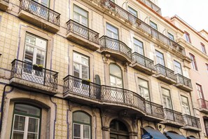 Exterior detail - Elegant Lisbon Stay: Vintage Charm-Modern Comfort (Lisbon)