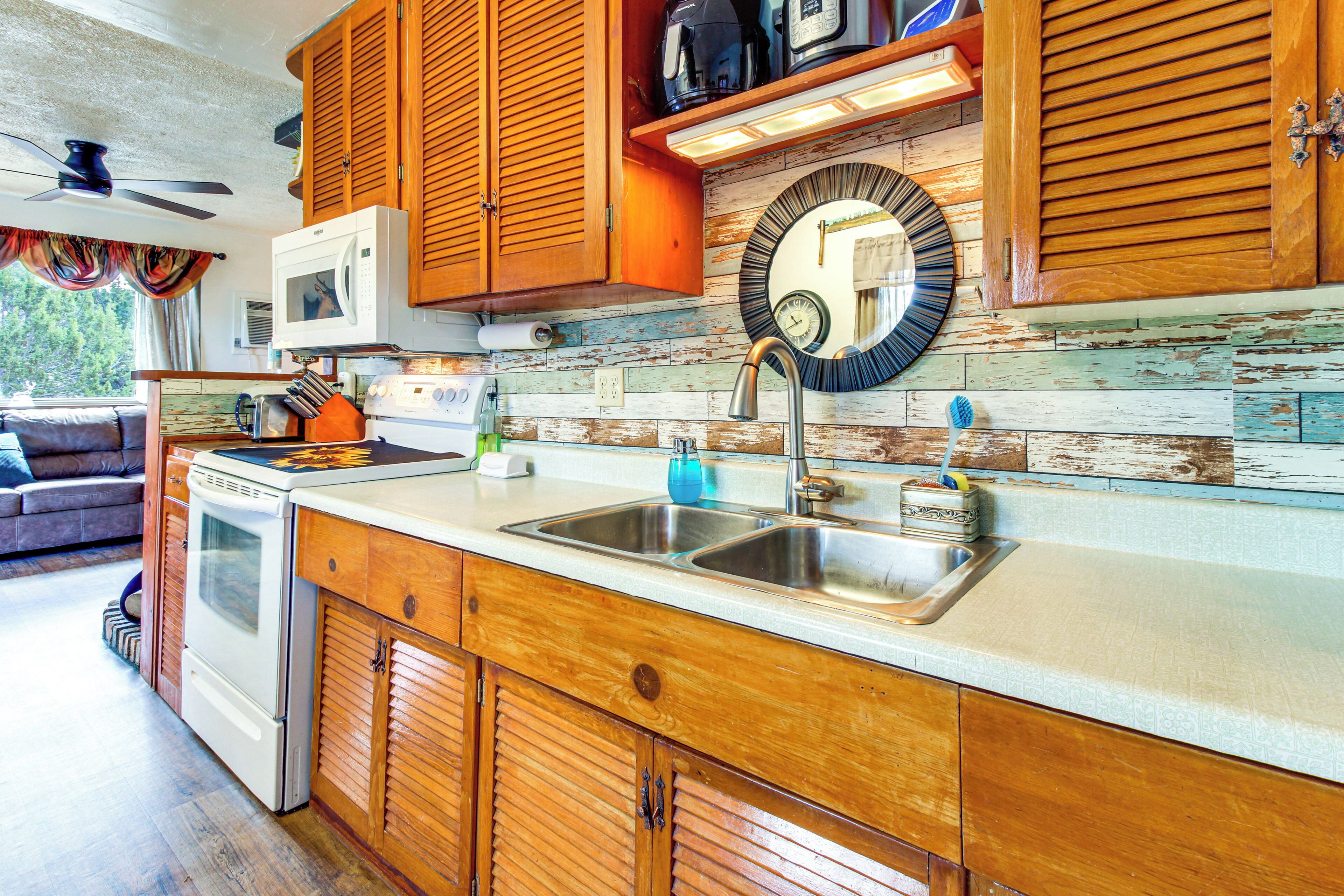 Réfrigérateur, micro-ondes, plaque de cuisson, cafetière/bouilloire