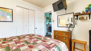 2 bedrooms, iron/ironing board, travel crib, internet