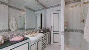 Apartment | Badezimmer | Kostenlose Toilettenartikel