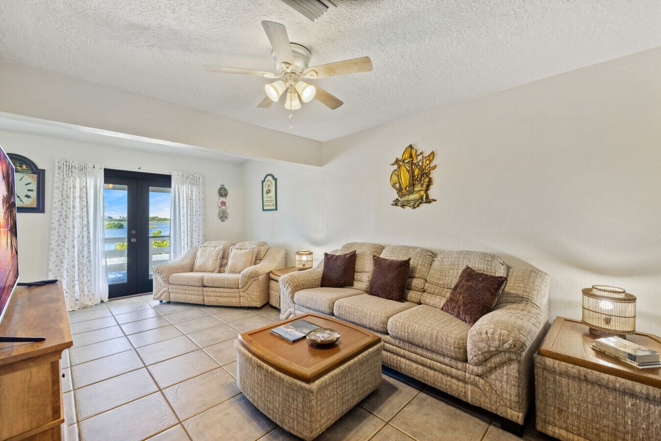 Fernseher, Bücher, Arbeitsbereiche