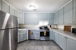 ثلاجة، ميكروويف، فرن، موقد طهي مسطح