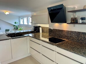 Fridge, microwave, oven, stovetop - Modern oasis with panoramic view (Villach)