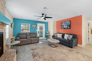 Tv, eldstad och böcker