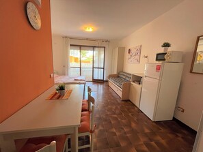 Estúdio, sacada, vista para a cidade | Sala de jantar