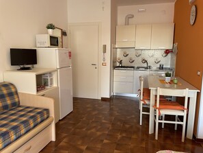 Studio, plusieurs chambres, balcon, vue ville | Salle de séjour