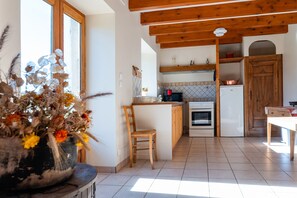 Kühlschrank, Mikrowelle, Ofen, Wasserkocher mit Kaffee-/Teezubehör