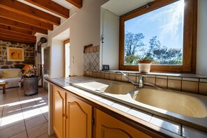 Regadera, amenidades de baño gratuitas, secadora de cabello, toallas 