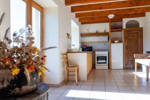 Fridge, microwave, oven, coffee/tea maker