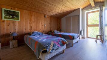 2 habitaciones, tabla de planchar con plancha y ropa de cama