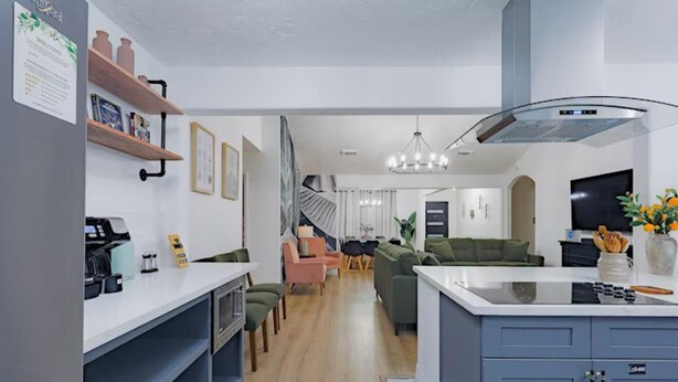 A modern kitchen with a central island, built-in appliances, and a dining area with chairs and a table. - VillaVerde 4BRs/Pool/Sleeps16/Gym/Gameroom/HTX/NRG (Houston)