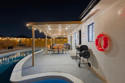 Luxury retreat _ 16 Guests _ Game room _ Gym _ Outdoor oasis _ NRG