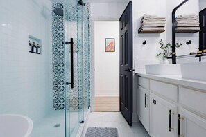 Shower, hair dryer, bidet, towels