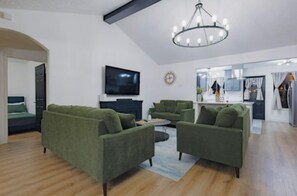 Téléviseur connecté, jeux vidéo, table de baby-foot, livres