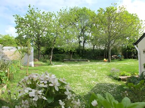 Property grounds - Bed and Breakfast 'Sferenn - Chambre D'hôtes' with Shared Terrace, Shared Garden and Wi-Fi (Baden)