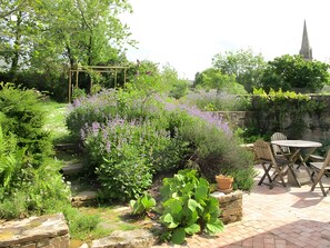 Outdoor dining - Bed and Breakfast 'Sferenn - Chambre D'hôtes' with Shared Terrace, Shared Garden and Wi-Fi (Baden)