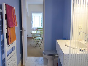 Shower, hair dryer, towels - Bed and Breakfast 'Sferenn - Chambre D'h ôtes' with Shared Terrace, Shared Garden and Wi-Fi (Baden)