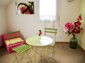 Dining - Bed and Breakfast 'Sferenn - Chambre D'hôtes' with Shared Terrace, Shared Garden and Wi-Fi (Baden)