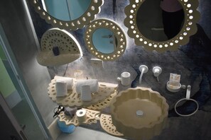 Douche, sèche-cheveux, serviettes fournies