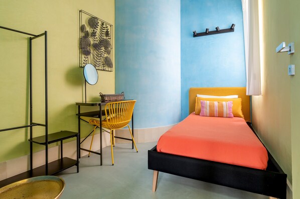 3 habitaciones, tabla de planchar con plancha, wifi y ropa de cama 