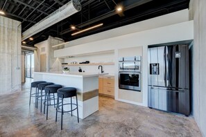 Geladeira, micro-ondas, fogão, cooktop