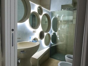 Shower, hair dryer, towels