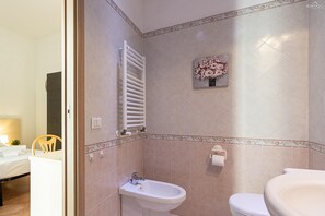 Apartment | Bathroom - Rental in Rome Turati Apartment (Rome)