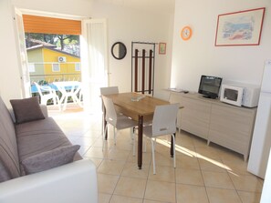 Dining room - Bright Flat in a Quiet Area Near the Beach (San Michele al Tagliamento)