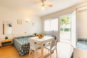 Estúdio, vários quartos, sacada, vista para o jardim | Sala de estar