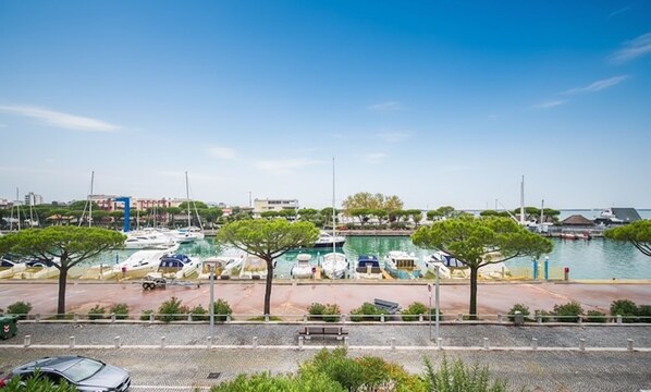 Estudio, varias habitaciones, balcón, vista al jardín | Alberca