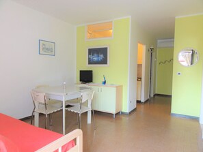 Huoneisto, 2 makuuhuonetta, patio, näköala puutarhaan | Ruokasali